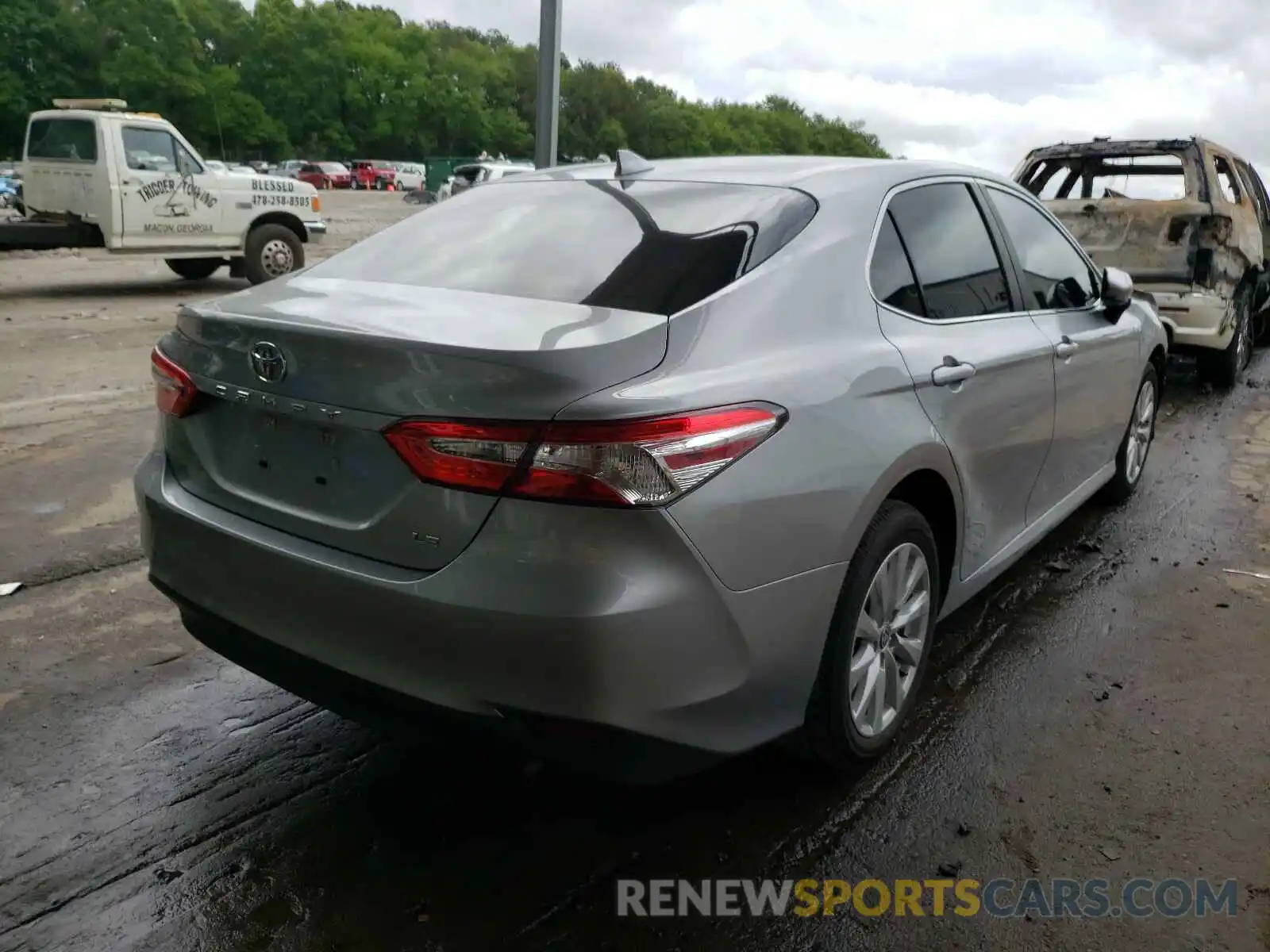 4 Photograph of a damaged car 4T1C11AK3LU946120 TOYOTA CAMRY 2020