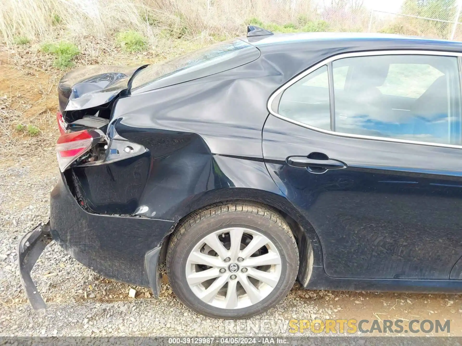 17 Photograph of a damaged car 4T1C11AK4LU900666 TOYOTA CAMRY 2020