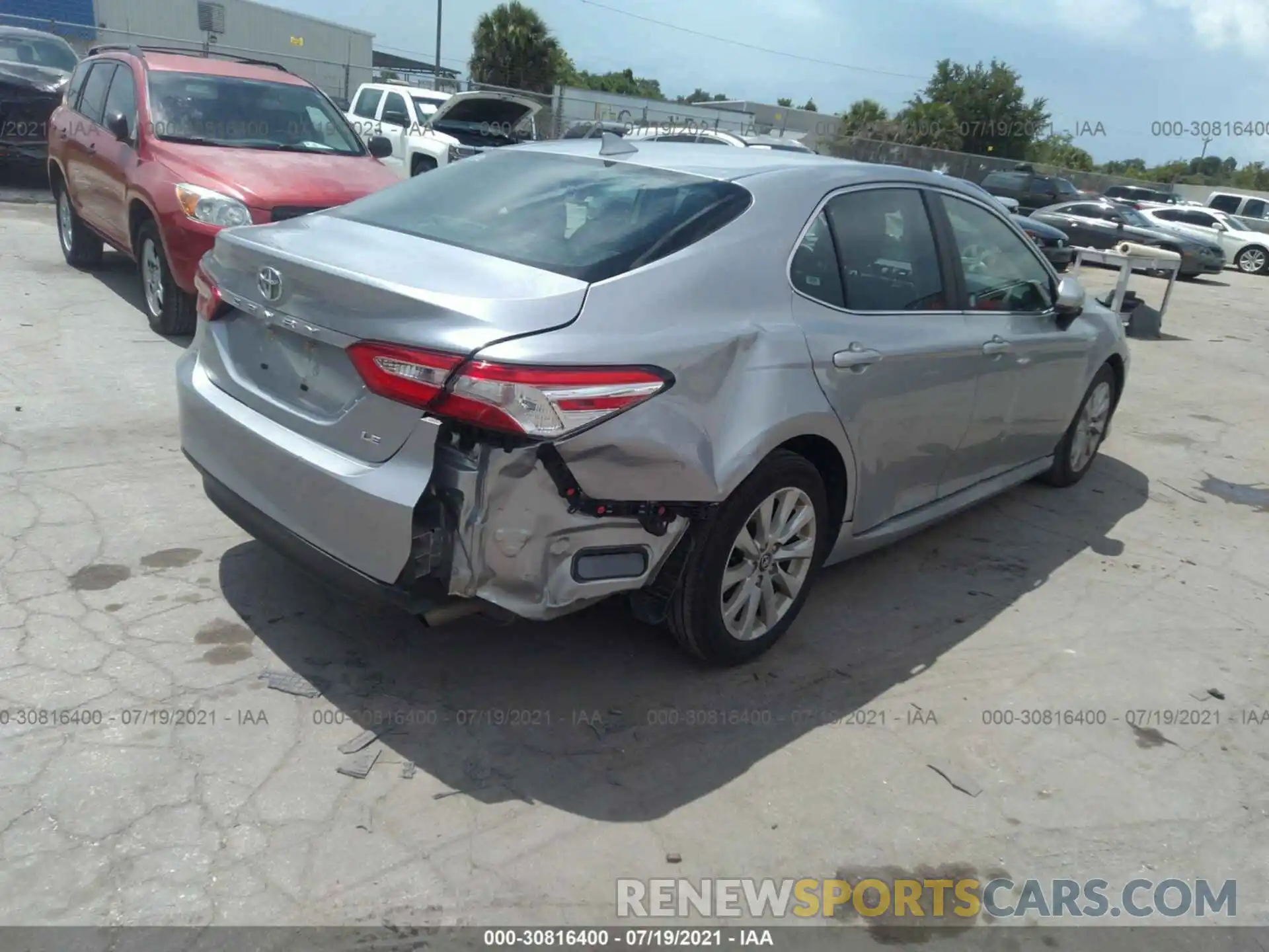 4 Photograph of a damaged car 4T1C11AK4LU928421 TOYOTA CAMRY 2020