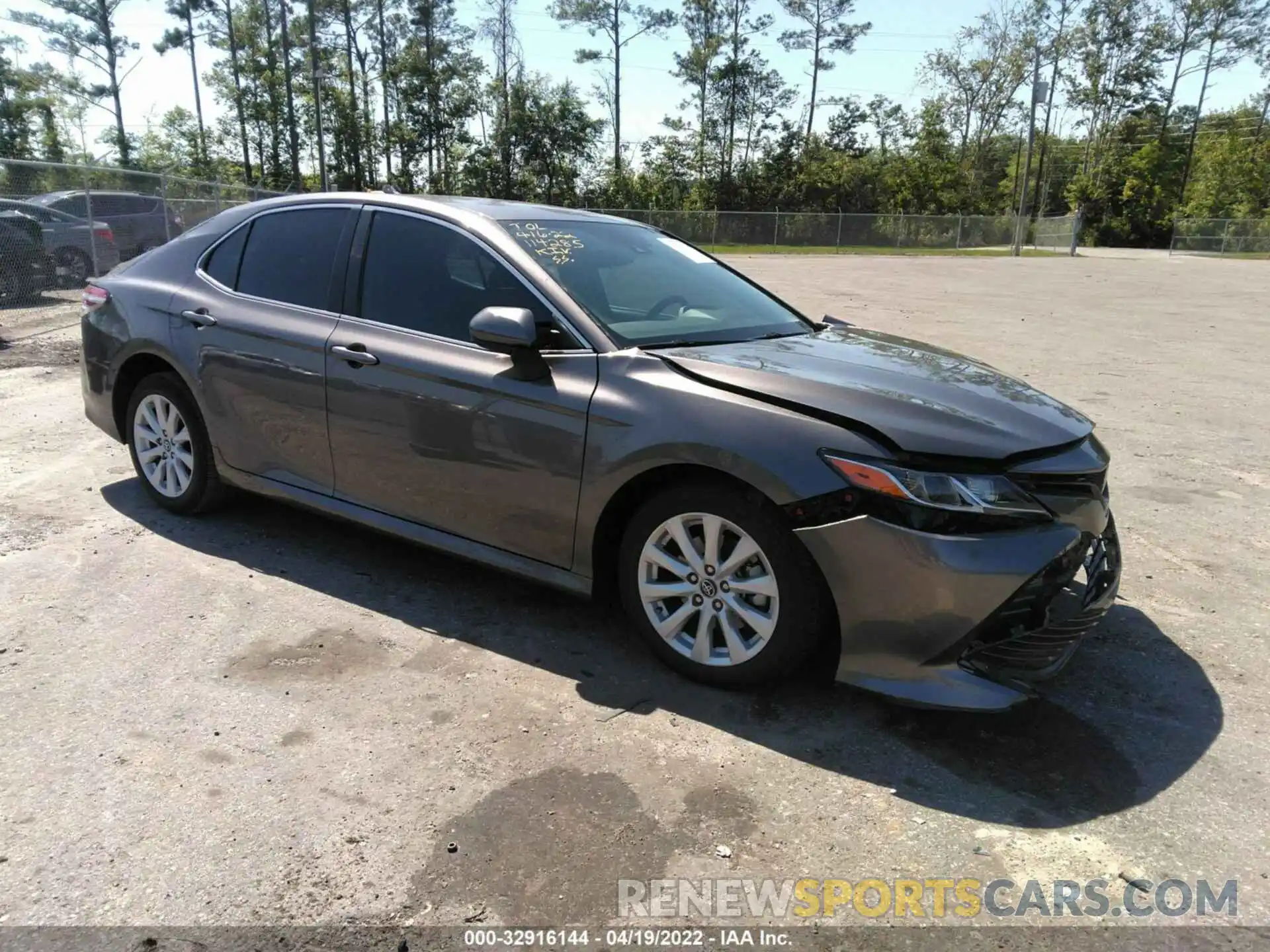 1 Photograph of a damaged car 4T1C11AK5LU915130 TOYOTA CAMRY 2020