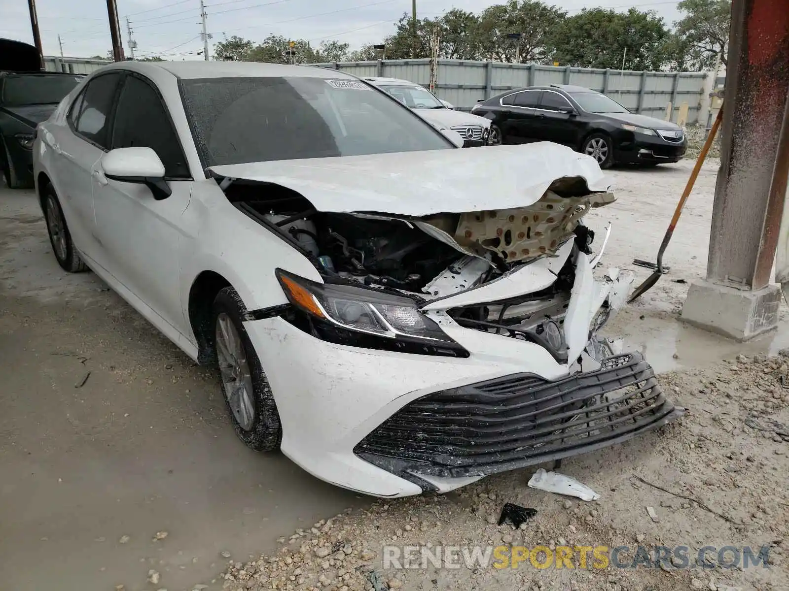 1 Фотография поврежденного автомобиля 4T1C11AK5LU923681 TOYOTA CAMRY 2020