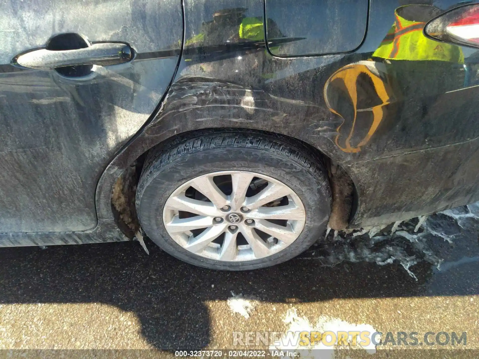 13 Photograph of a damaged car 4T1C11AK6LU915931 TOYOTA CAMRY 2020