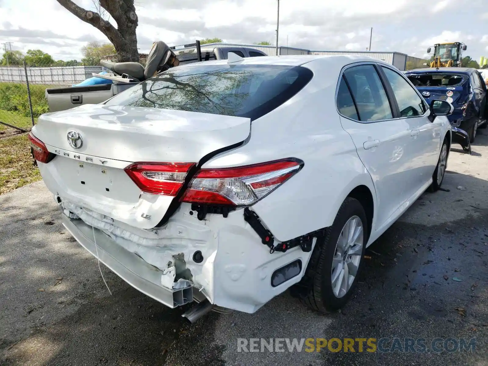 4 Photograph of a damaged car 4T1C11AK9LU385406 TOYOTA CAMRY 2020