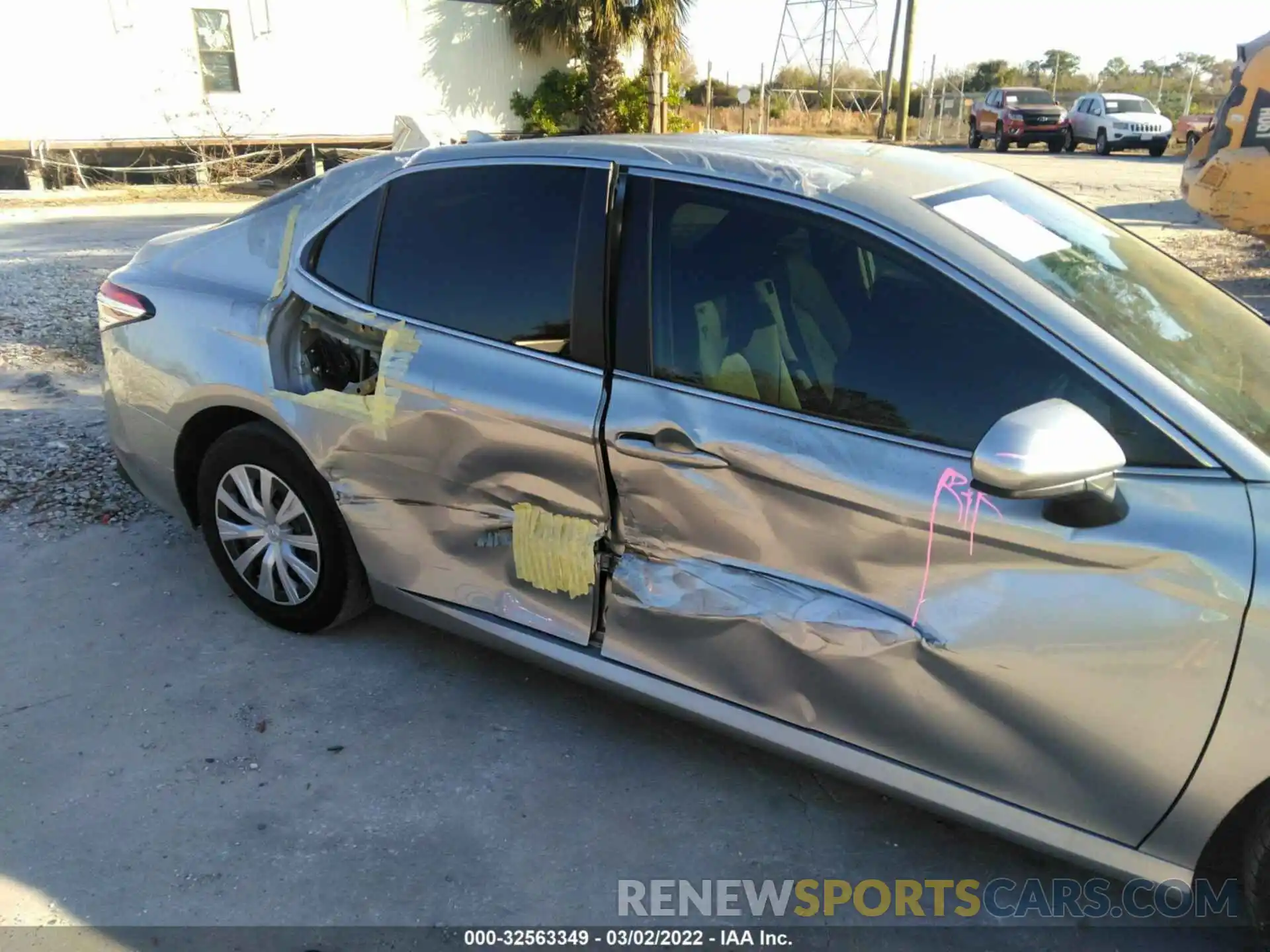 6 Photograph of a damaged car 4T1C31AK6LU521100 TOYOTA CAMRY 2020