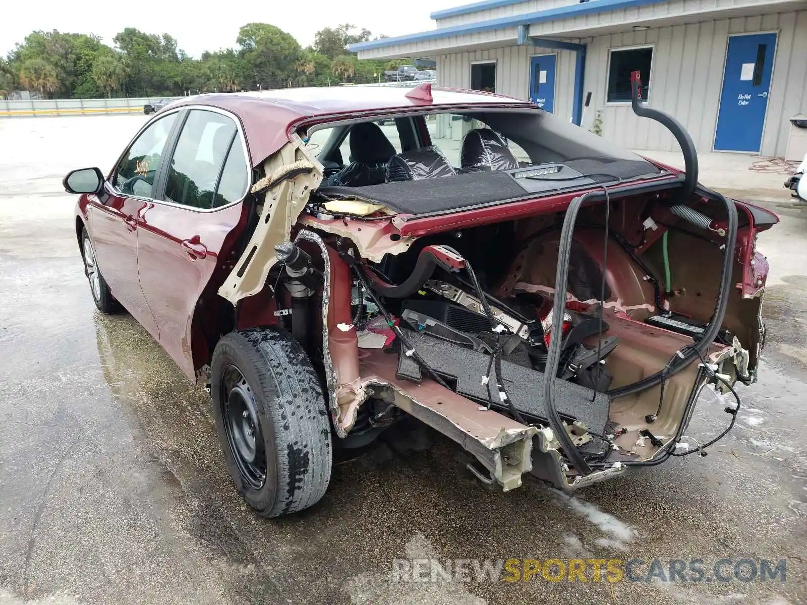 3 Photograph of a damaged car 4T1E31AK8LU521186 TOYOTA CAMRY 2020