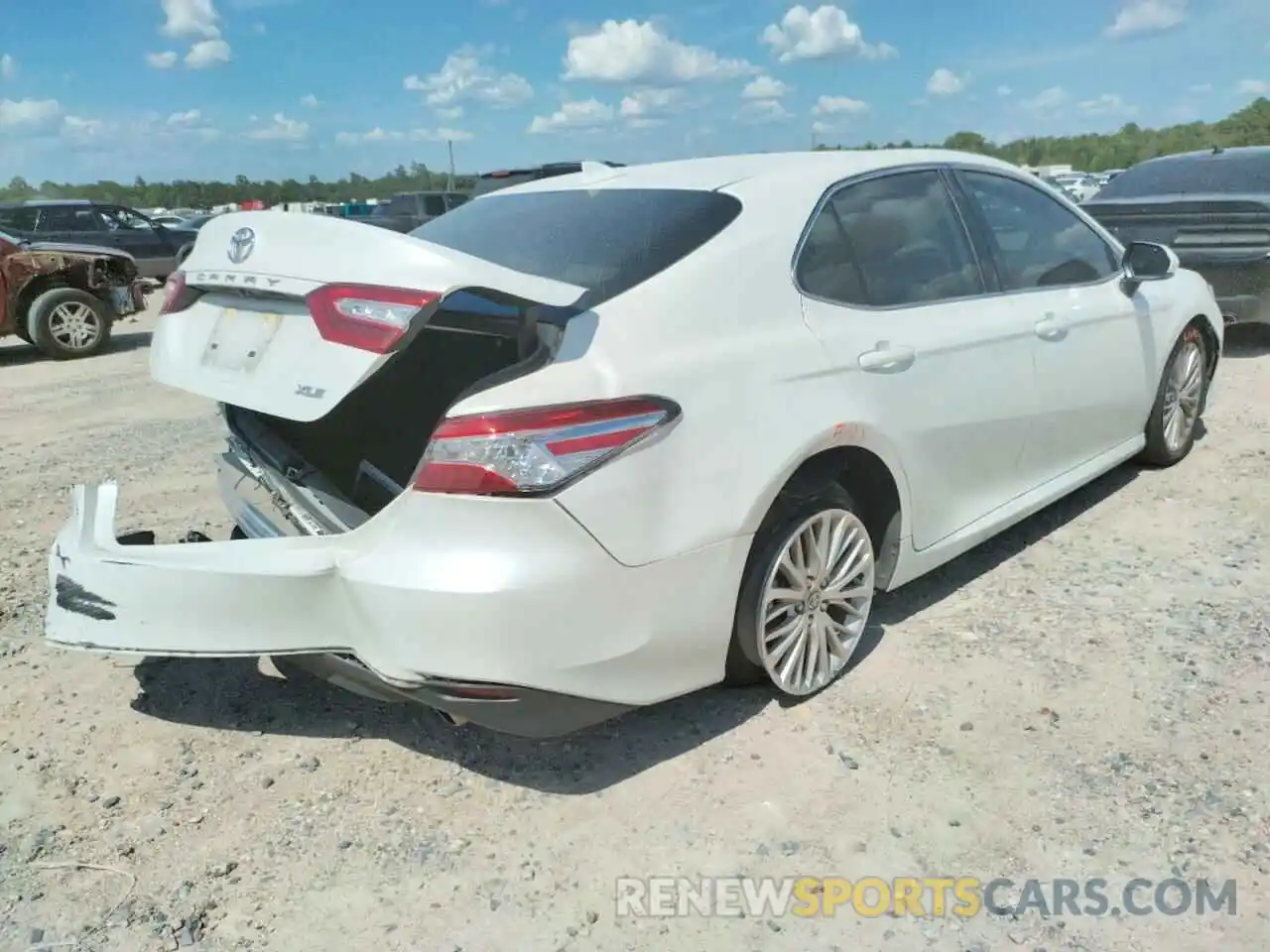 4 Photograph of a damaged car 4T1F11AK0LU386084 TOYOTA CAMRY 2020