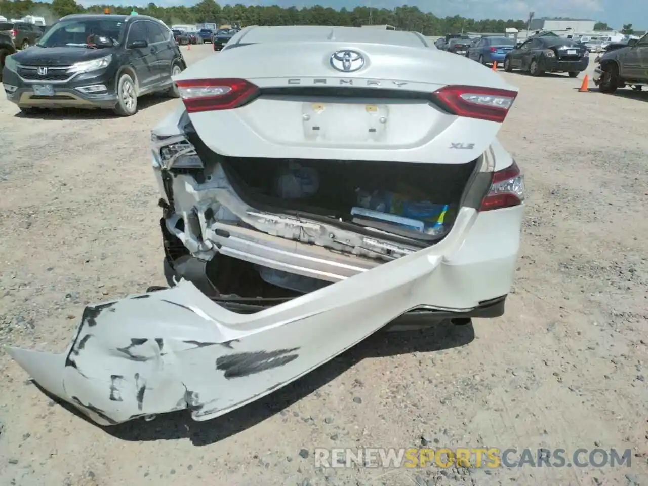 9 Photograph of a damaged car 4T1F11AK0LU386084 TOYOTA CAMRY 2020