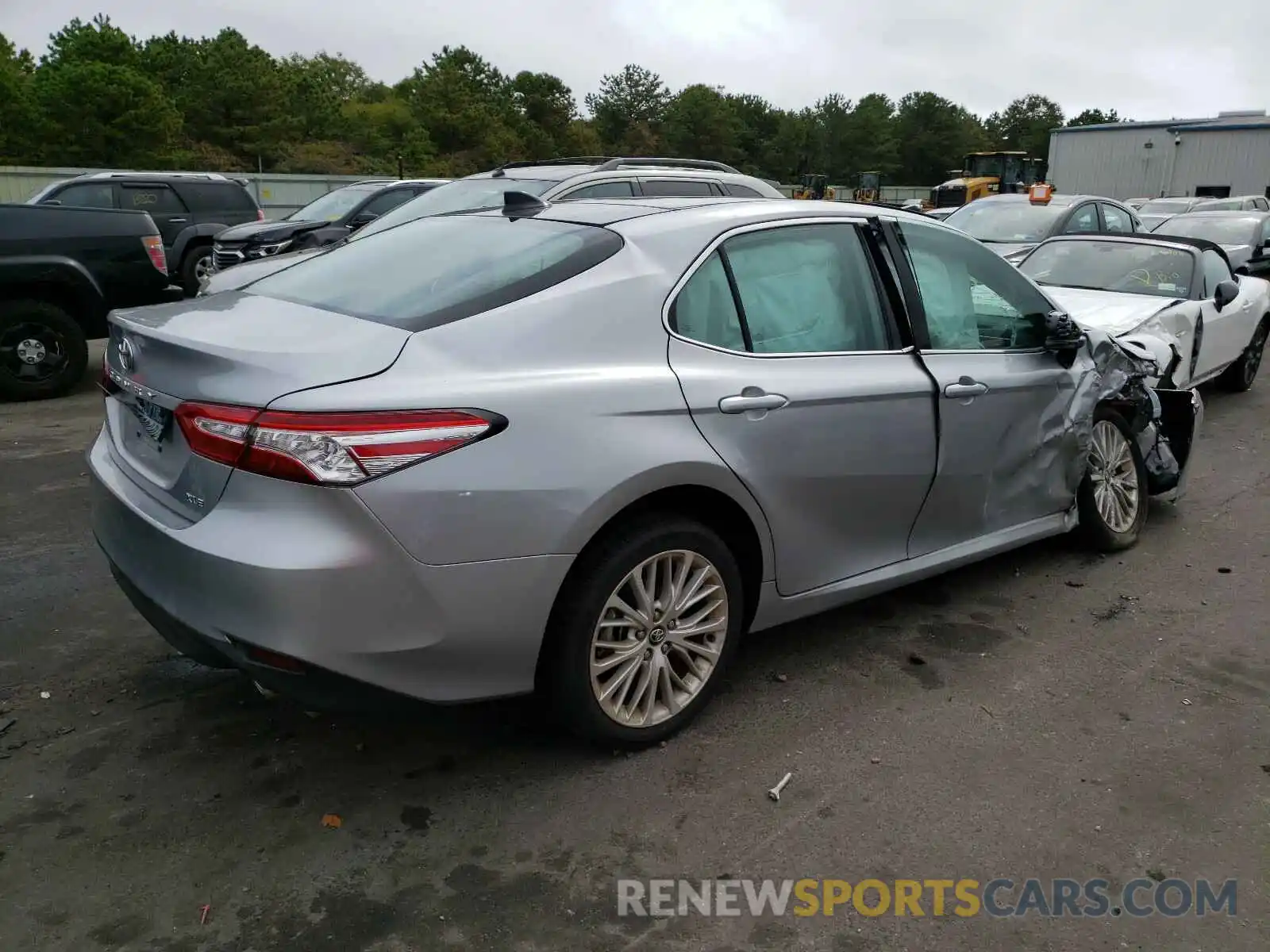 4 Photograph of a damaged car 4T1F11AK0LU934214 TOYOTA CAMRY 2020