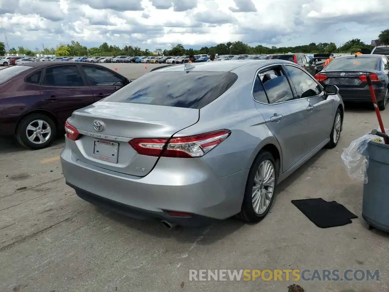 4 Photograph of a damaged car 4T1F11AK1LU997015 TOYOTA CAMRY 2020