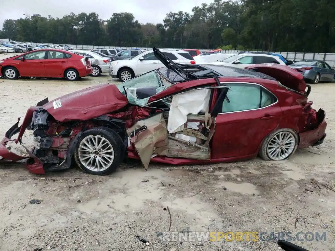 10 Photograph of a damaged car 4T1F11AK2LU904213 TOYOTA CAMRY 2020