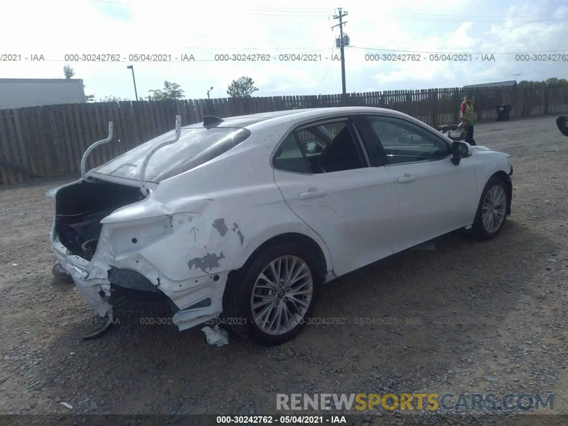 4 Photograph of a damaged car 4T1F11AK3LU922087 TOYOTA CAMRY 2020