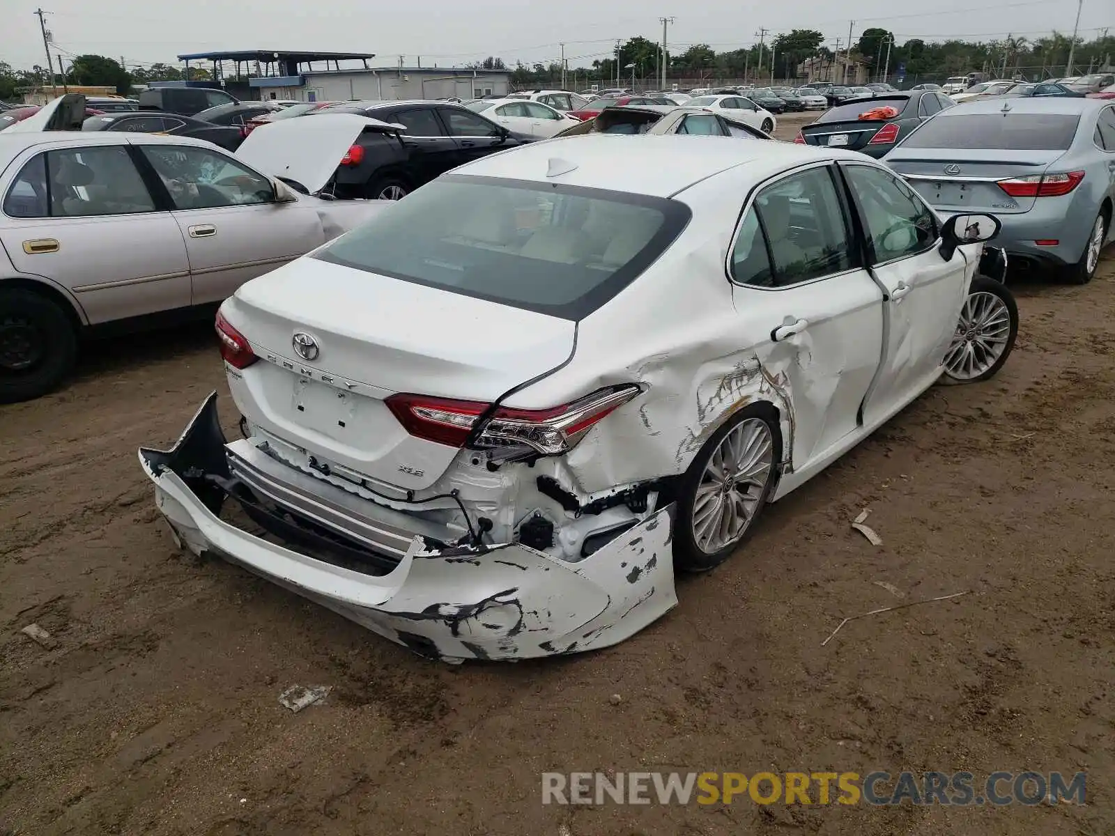 4 Photograph of a damaged car 4T1F11AK5LU386503 TOYOTA CAMRY 2020