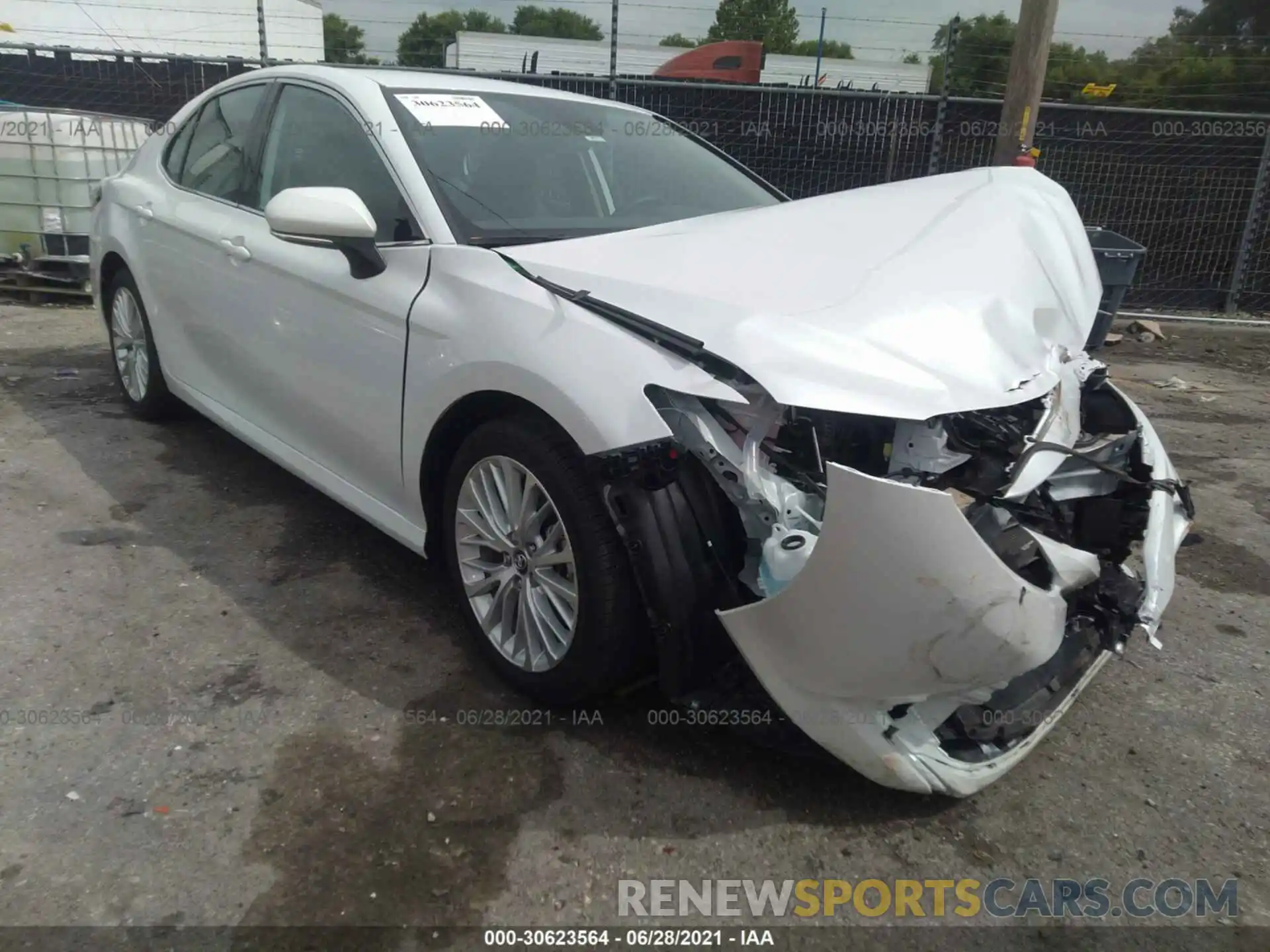 1 Photograph of a damaged car 4T1F11AK5LU908935 TOYOTA CAMRY 2020