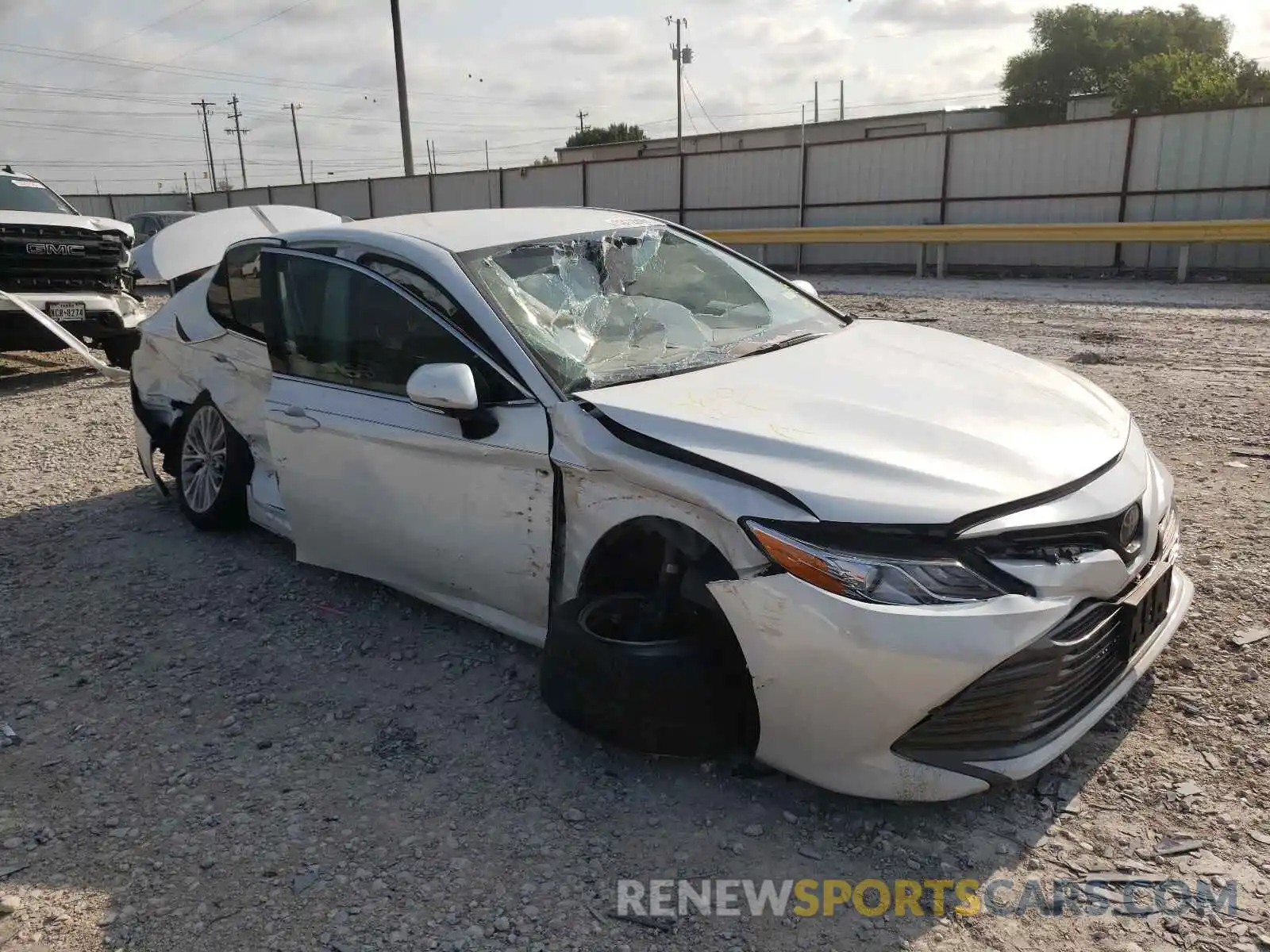 1 Photograph of a damaged car 4T1F11AK6LU881762 TOYOTA CAMRY 2020