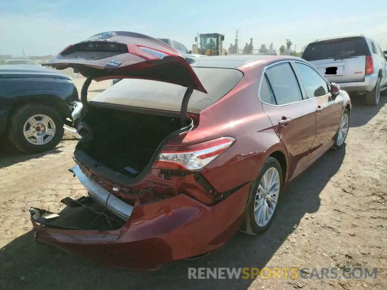 4 Photograph of a damaged car 4T1F11BK1LU005163 TOYOTA CAMRY 2020