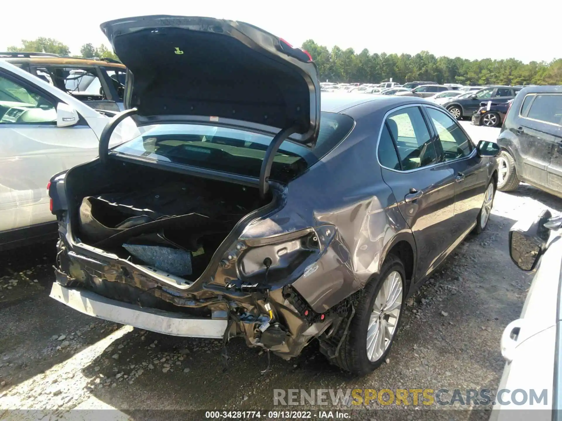 4 Photograph of a damaged car 4T1F31AK0LU525608 TOYOTA CAMRY 2020