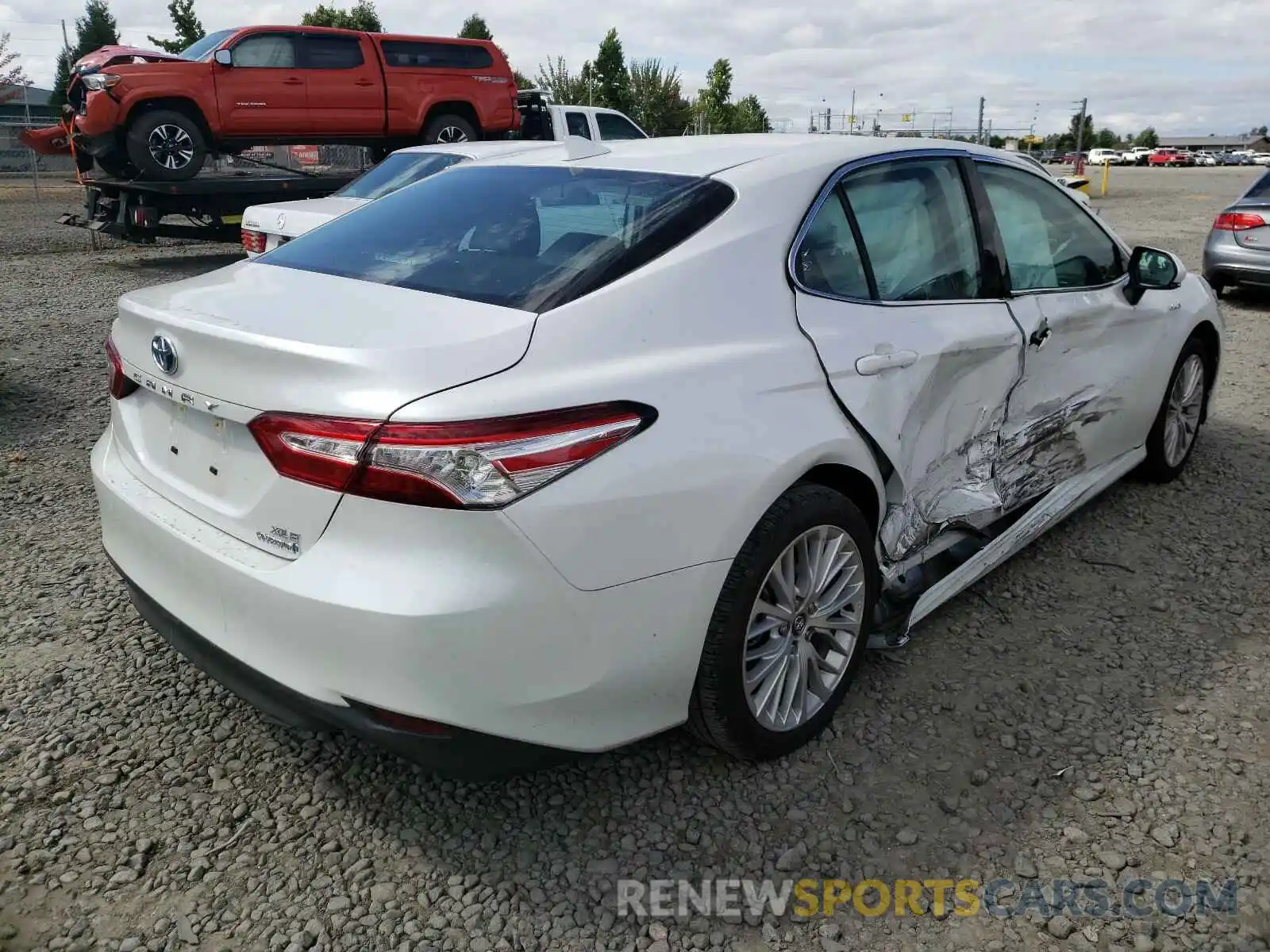 4 Photograph of a damaged car 4T1F31AK1LU520739 TOYOTA CAMRY 2020