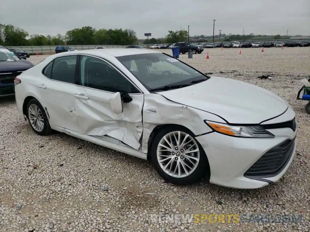 4 Photograph of a damaged car 4T1F31AK1LU538030 TOYOTA CAMRY 2020