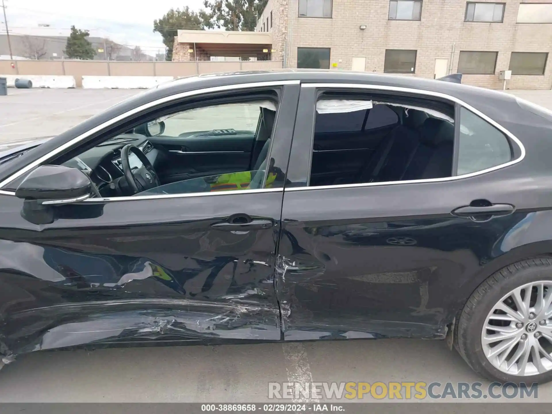 15 Photograph of a damaged car 4T1F31AK4LU013978 TOYOTA CAMRY 2020