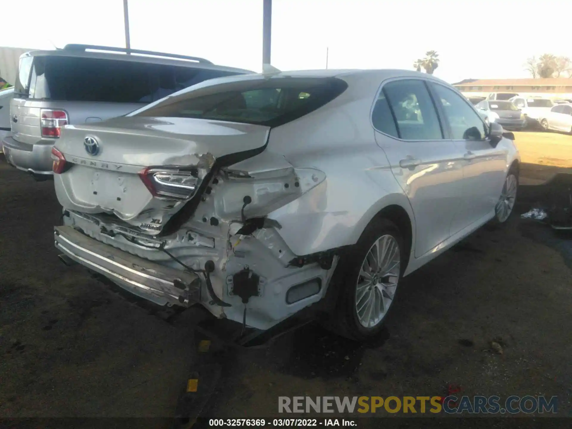 4 Photograph of a damaged car 4T1F31AK5LU523367 TOYOTA CAMRY 2020