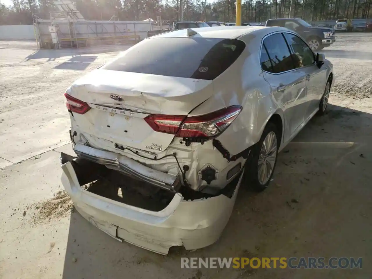 4 Photograph of a damaged car 4T1F31AK6LU540565 TOYOTA CAMRY 2020