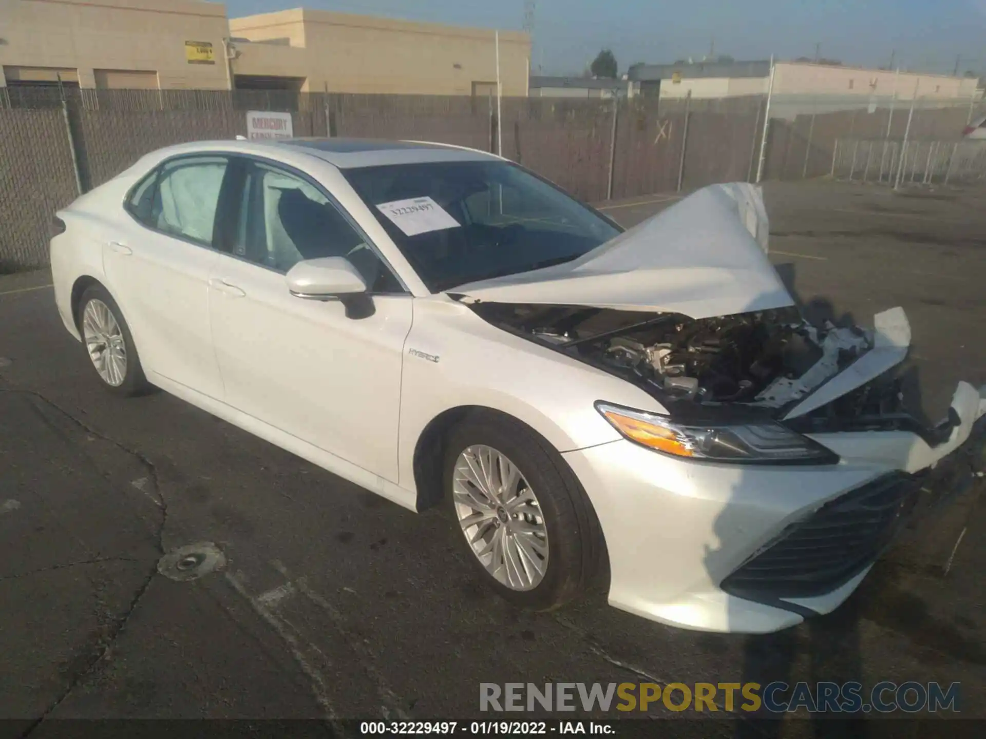 1 Photograph of a damaged car 4T1F31AK7LU015370 TOYOTA CAMRY 2020