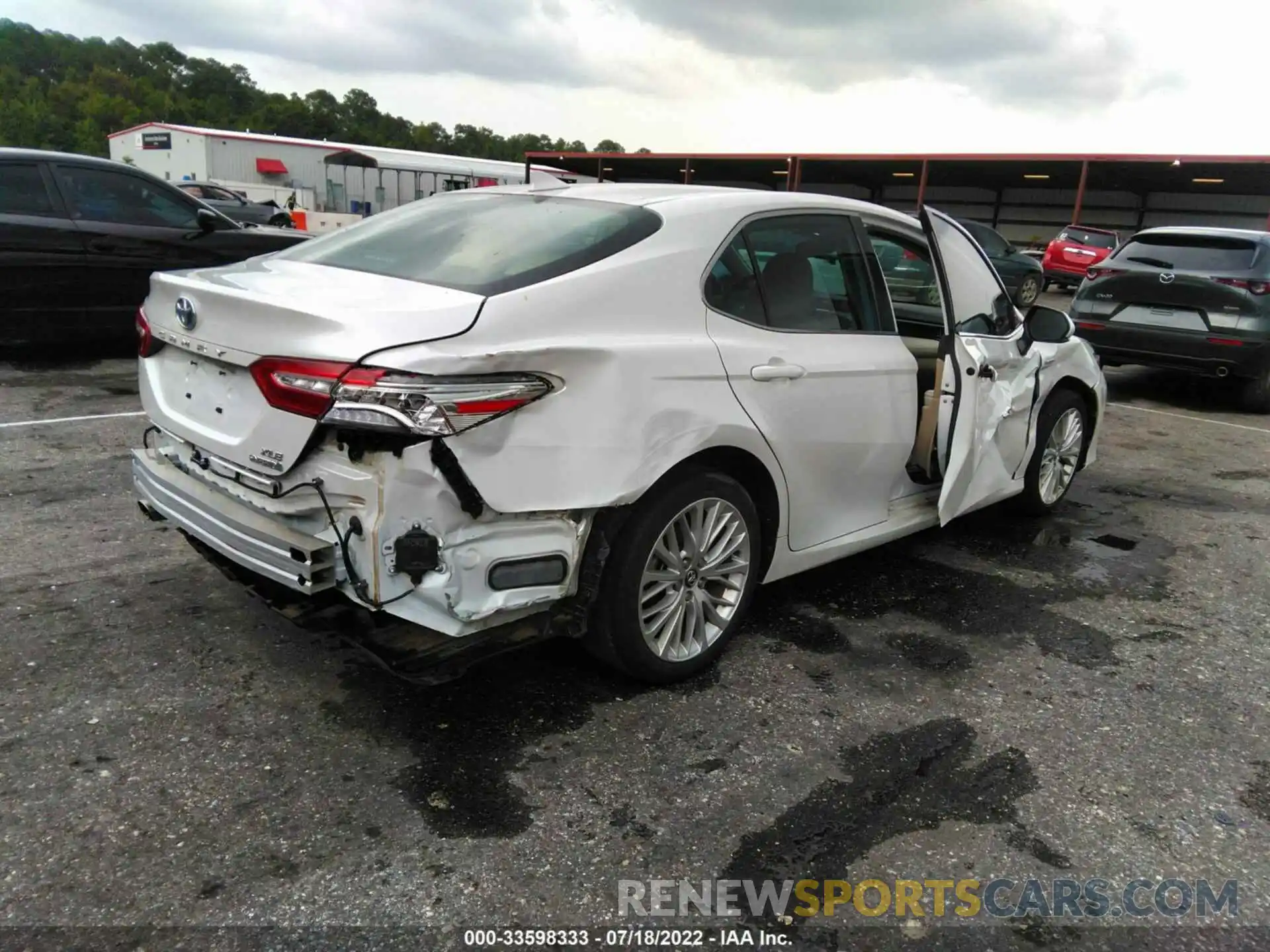 4 Photograph of a damaged car 4T1F31AK8LU520687 TOYOTA CAMRY 2020