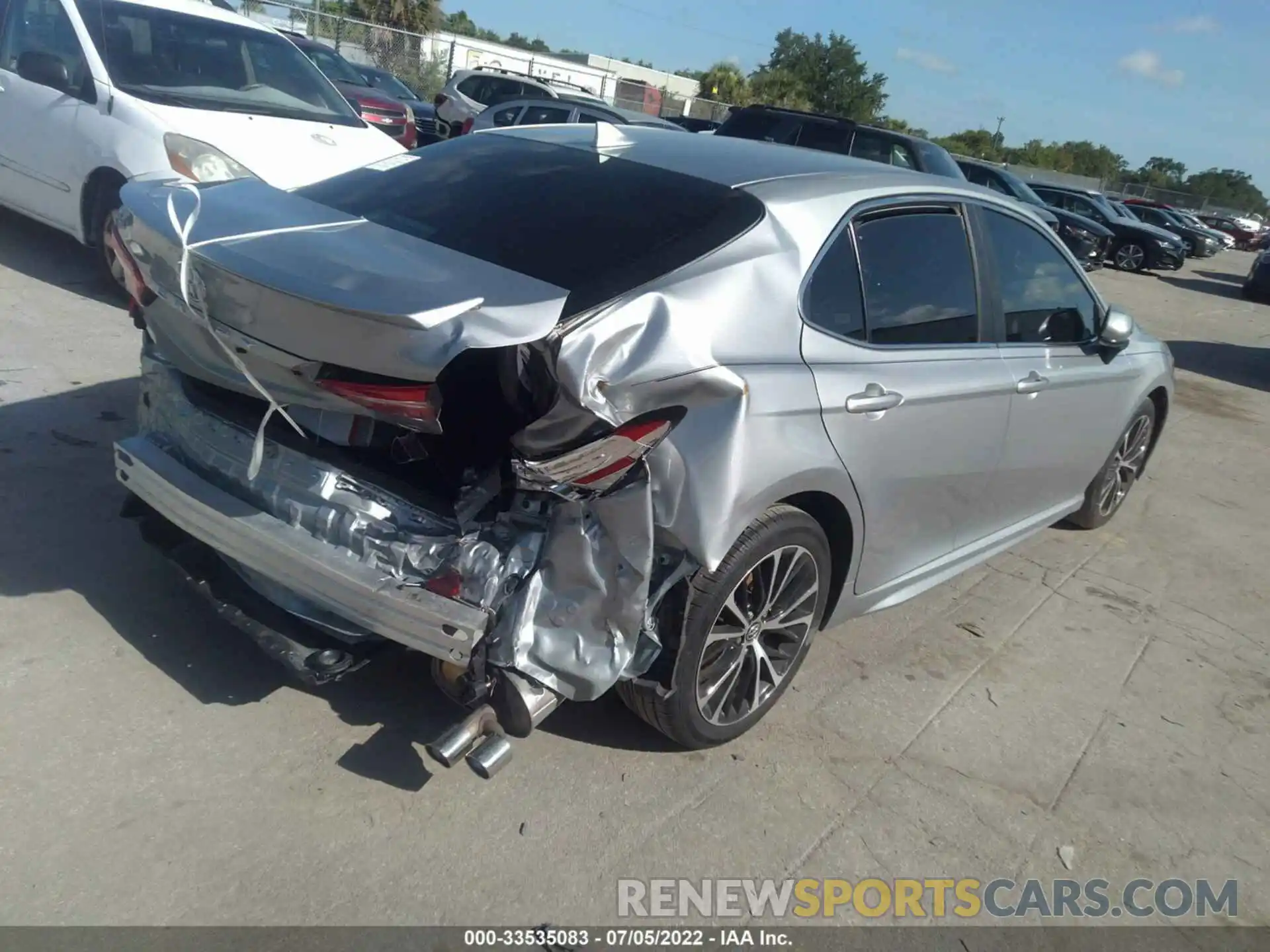 4 Photograph of a damaged car 4T1G11AK0LU352487 TOYOTA CAMRY 2020