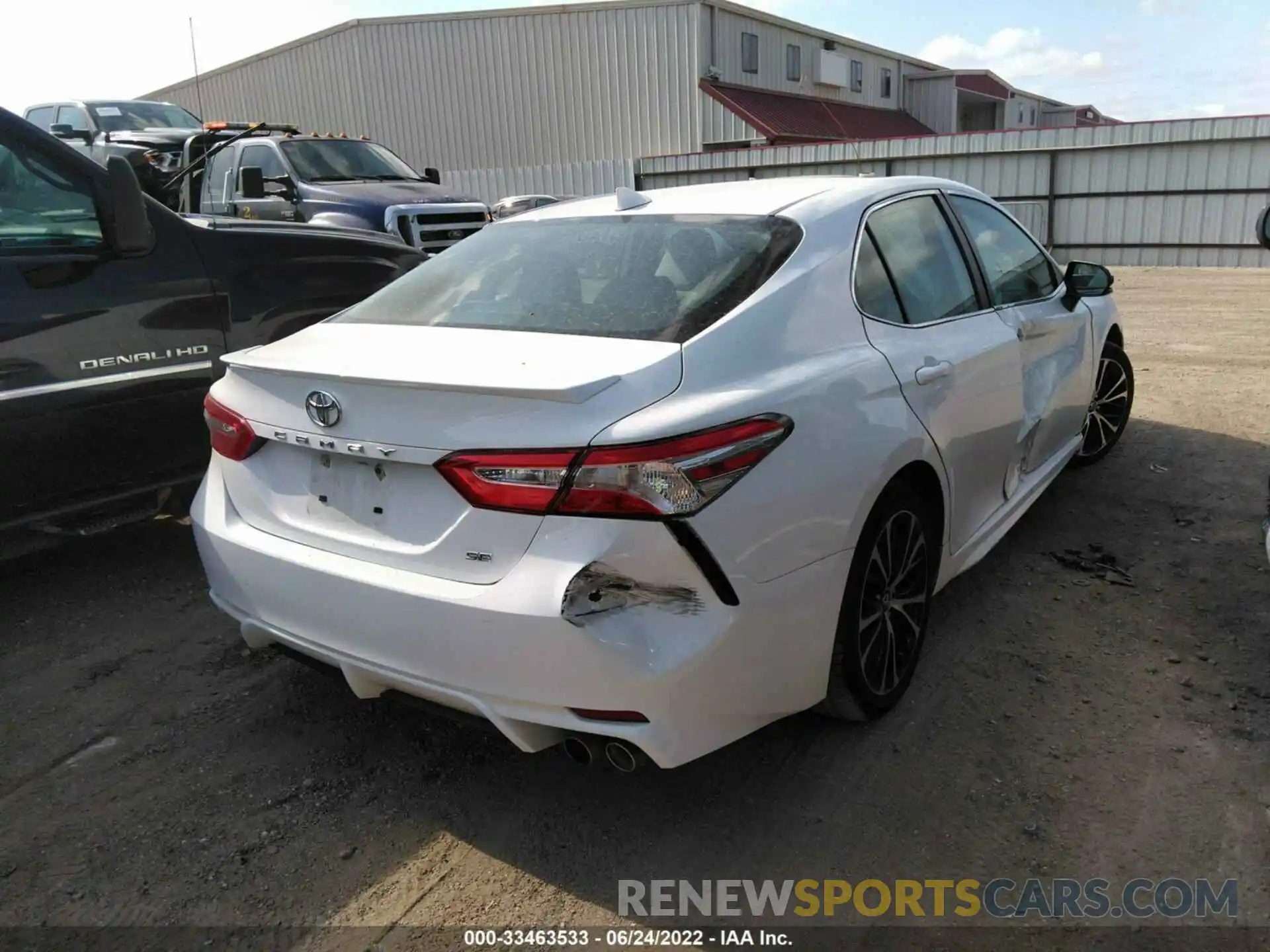 4 Photograph of a damaged car 4T1G11AK0LU356183 TOYOTA CAMRY 2020