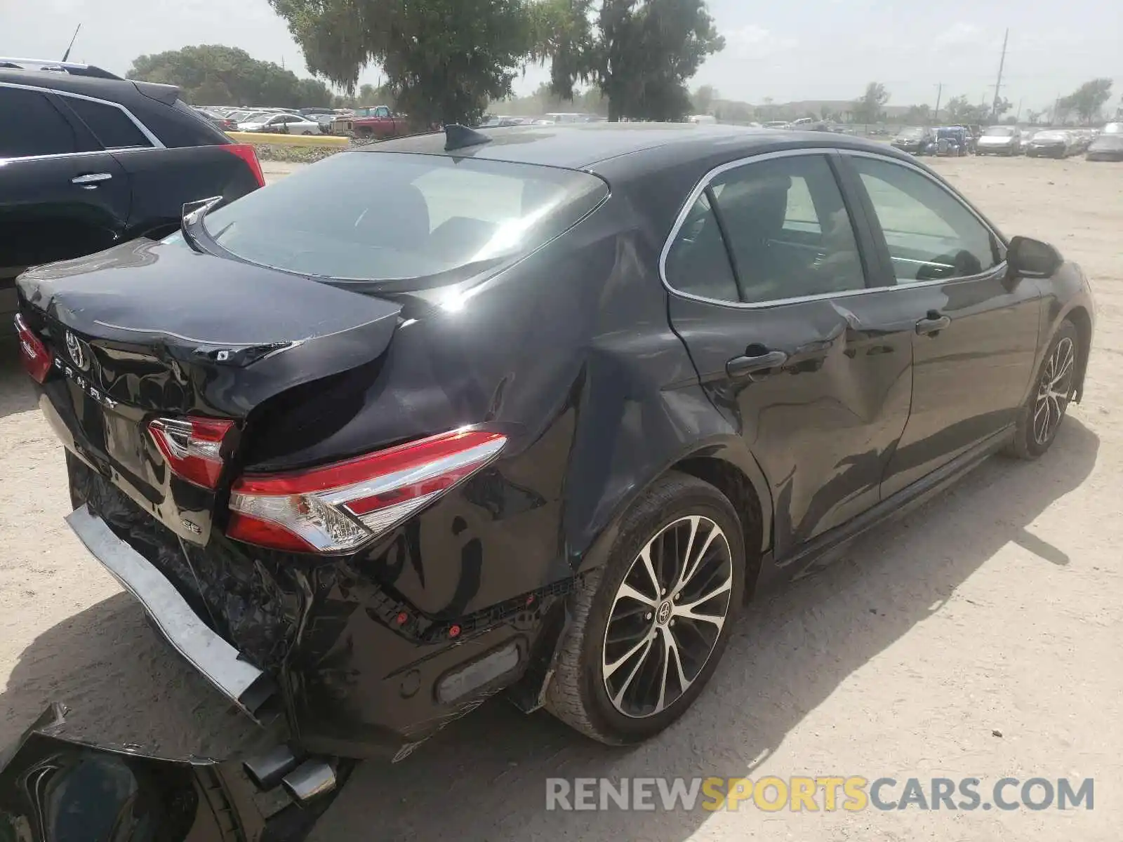 4 Photograph of a damaged car 4T1G11AK0LU371637 TOYOTA CAMRY 2020