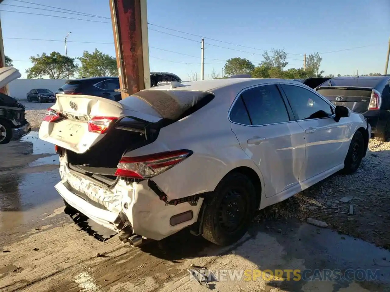 4 Photograph of a damaged car 4T1G11AK0LU904442 TOYOTA CAMRY 2020