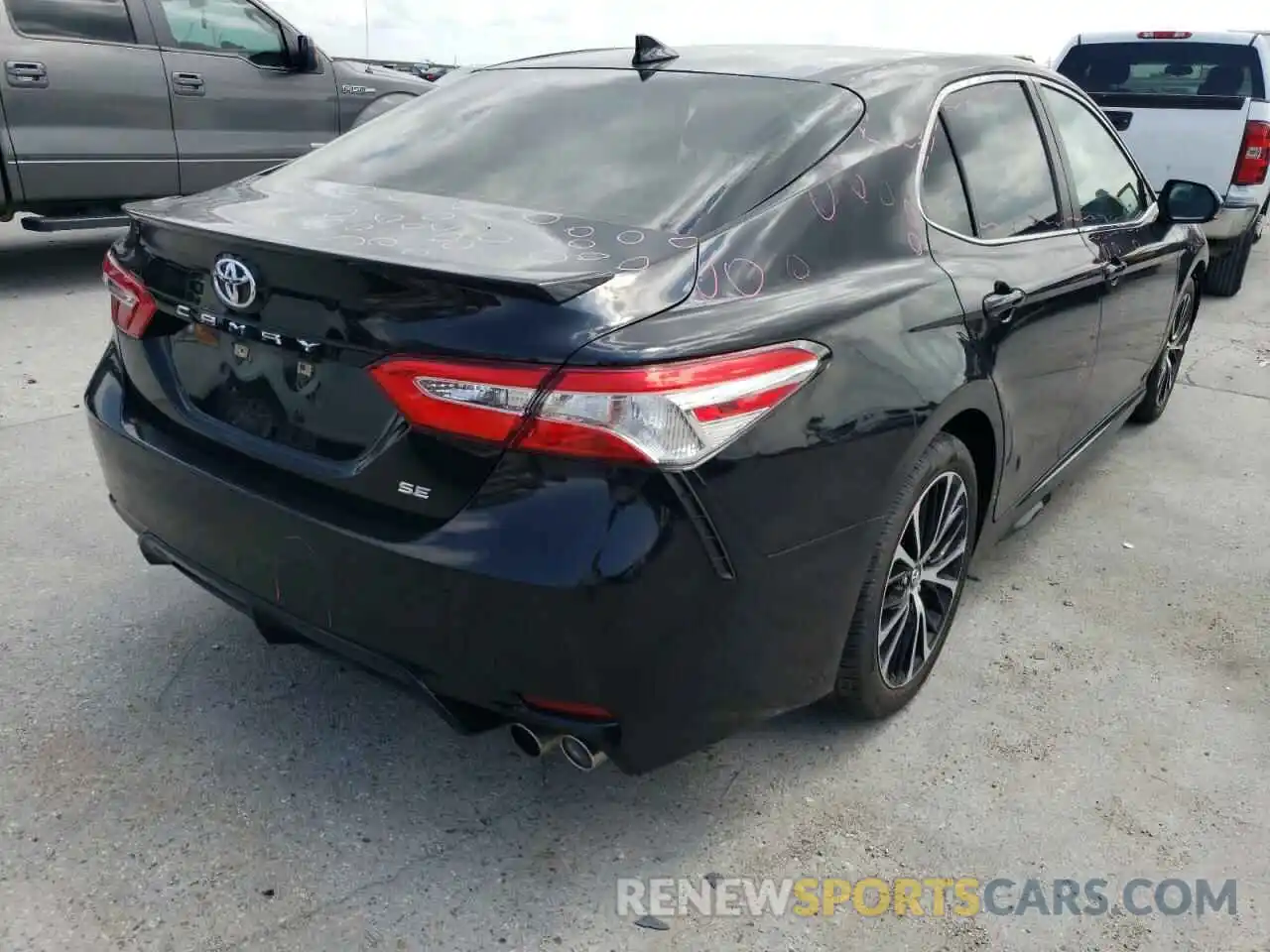 4 Photograph of a damaged car 4T1G11AK0LU913125 TOYOTA CAMRY 2020