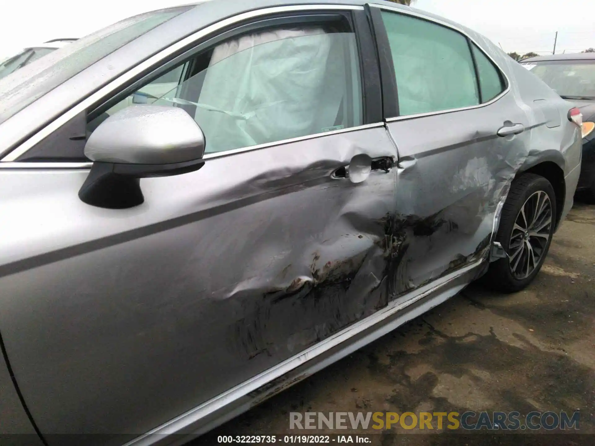 6 Photograph of a damaged car 4T1G11AK0LU935142 TOYOTA CAMRY 2020