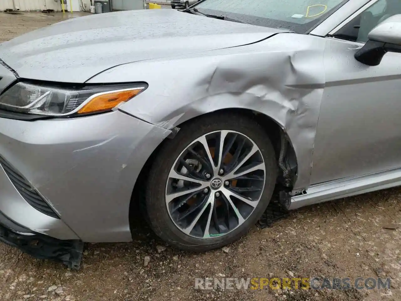 10 Photograph of a damaged car 4T1G11AK0LU947971 TOYOTA CAMRY 2020