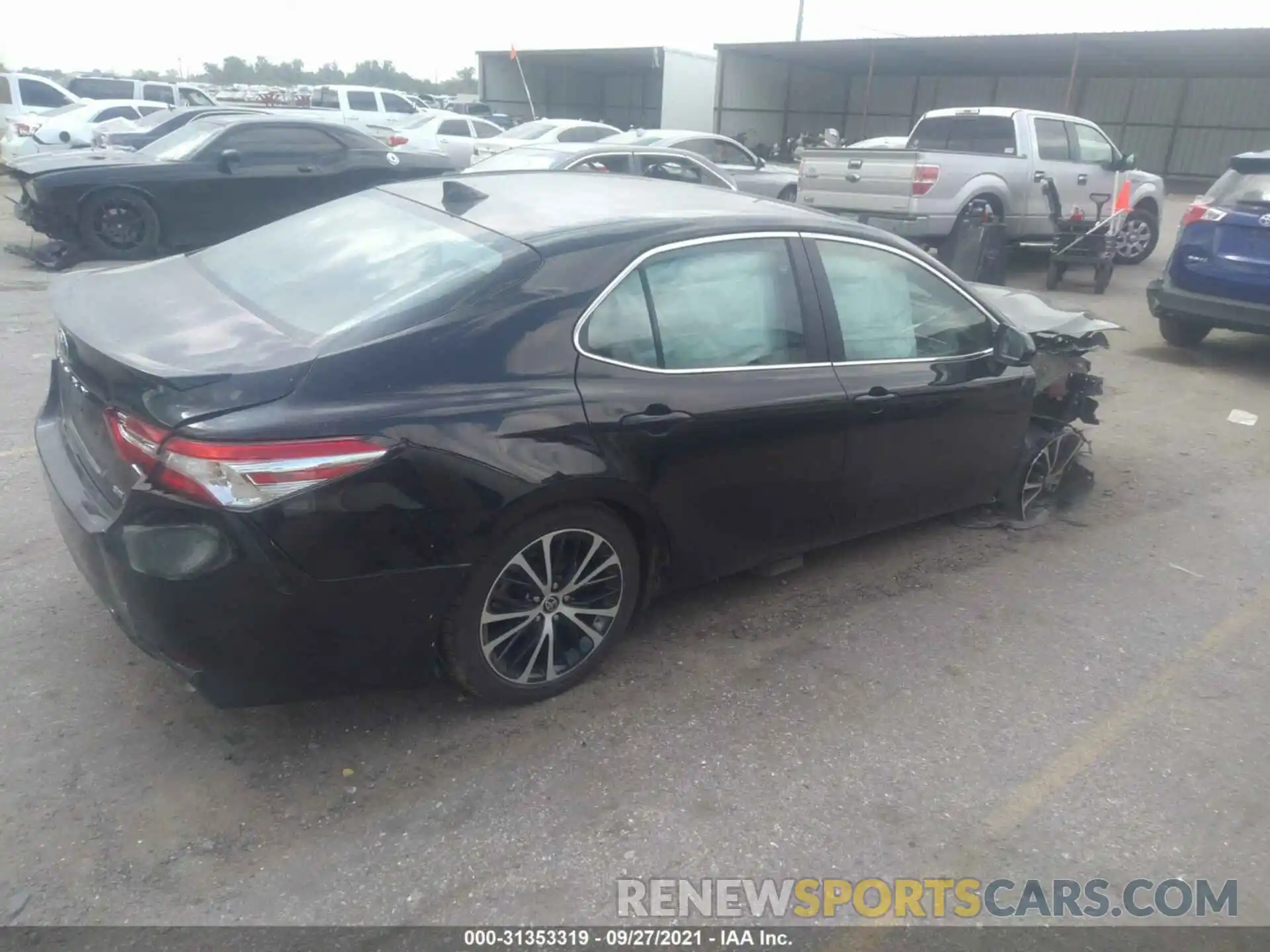 4 Photograph of a damaged car 4T1G11AK0LU952586 TOYOTA CAMRY 2020