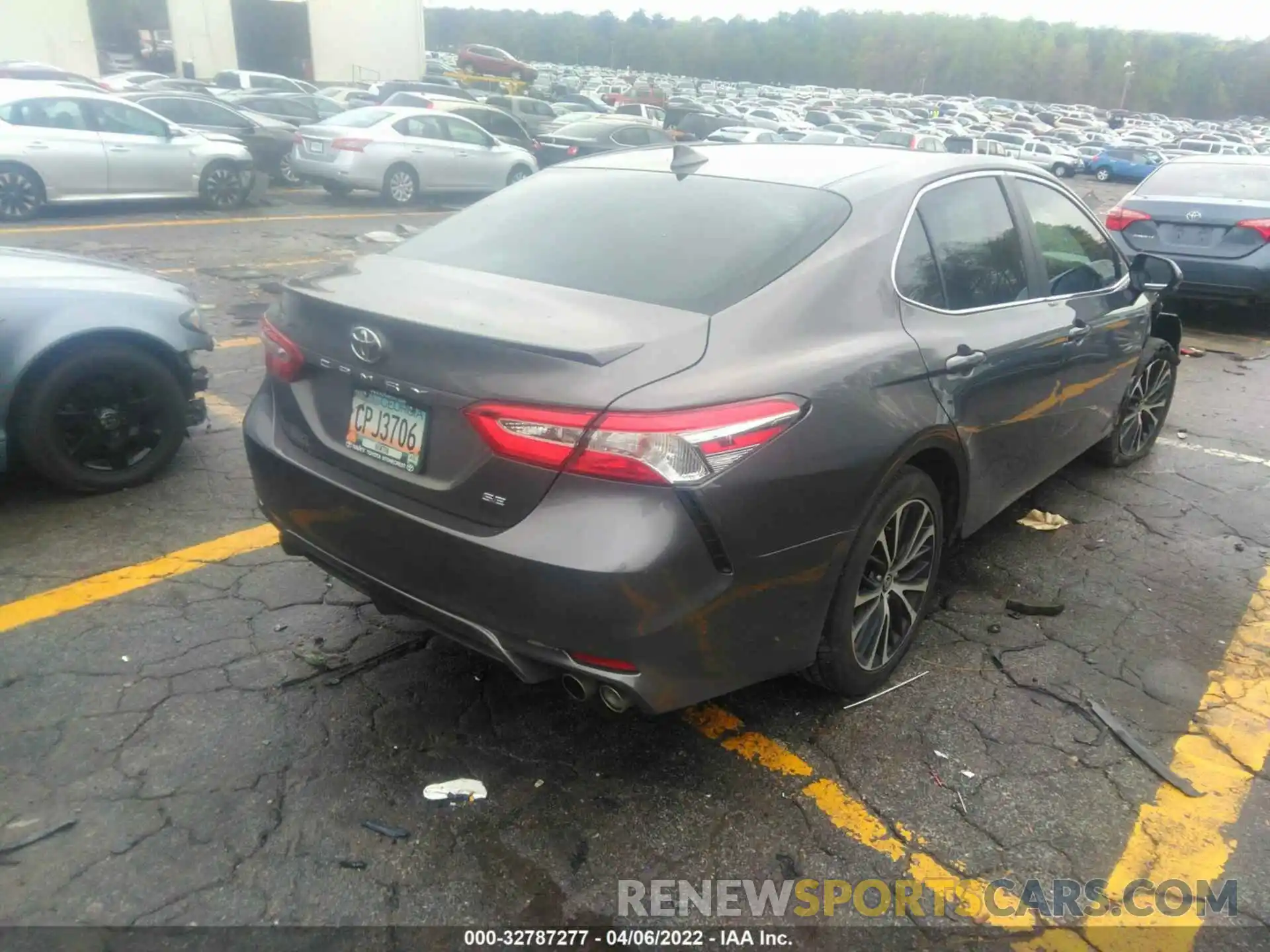 4 Photograph of a damaged car 4T1G11AK0LU979612 TOYOTA CAMRY 2020