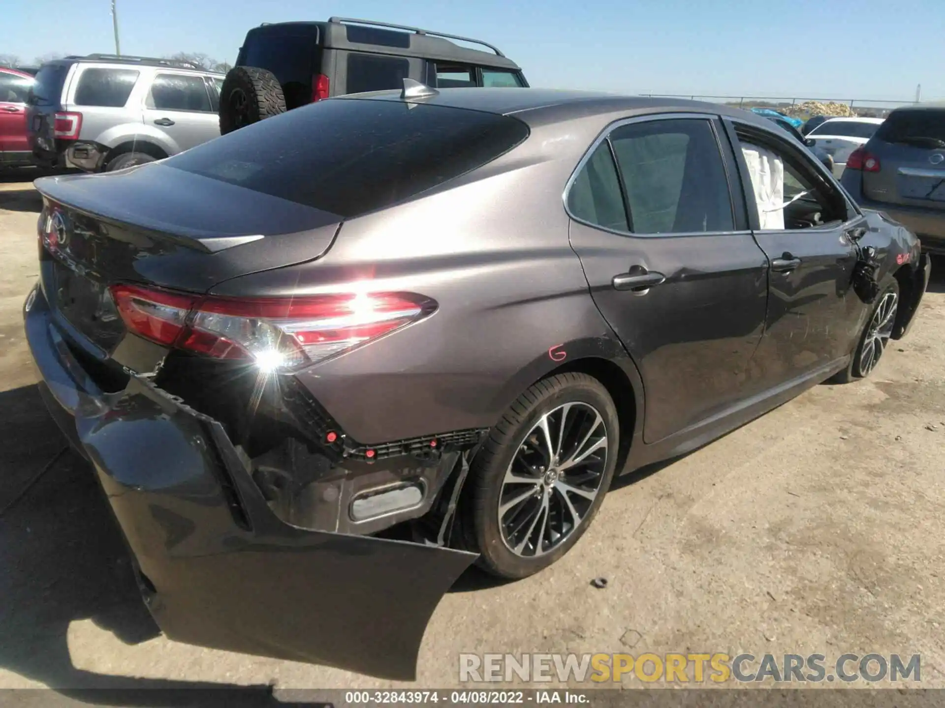 4 Photograph of a damaged car 4T1G11AK1LU333480 TOYOTA CAMRY 2020