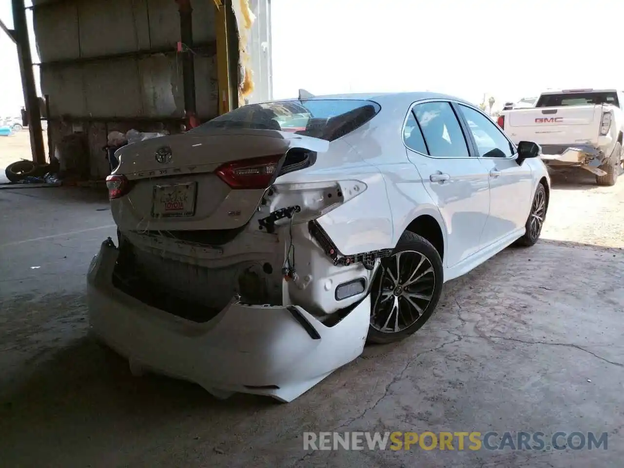 4 Photograph of a damaged car 4T1G11AK1LU334290 TOYOTA CAMRY 2020