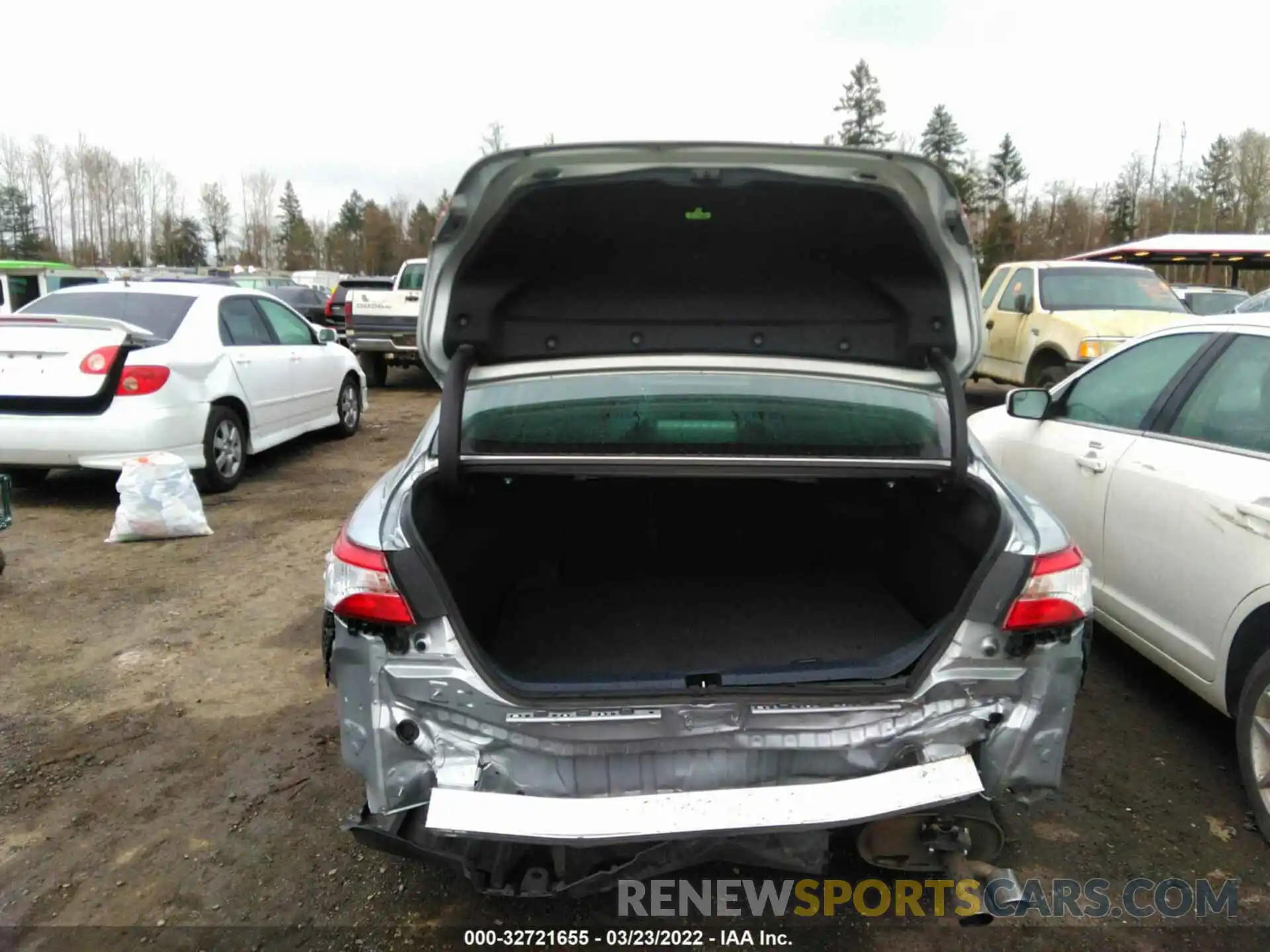 6 Photograph of a damaged car 4T1G11AK1LU358833 TOYOTA CAMRY 2020