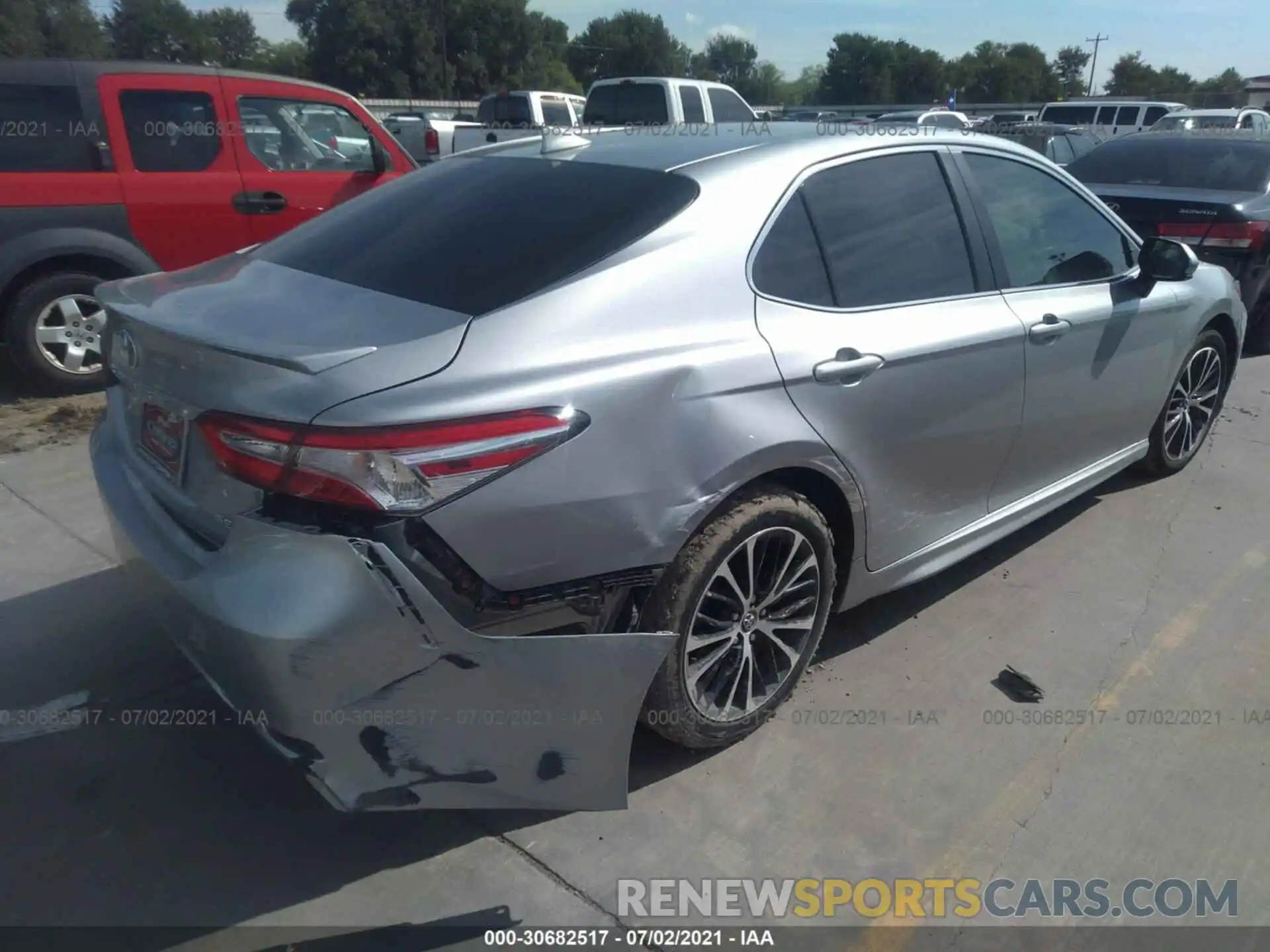 4 Photograph of a damaged car 4T1G11AK1LU860886 TOYOTA CAMRY 2020