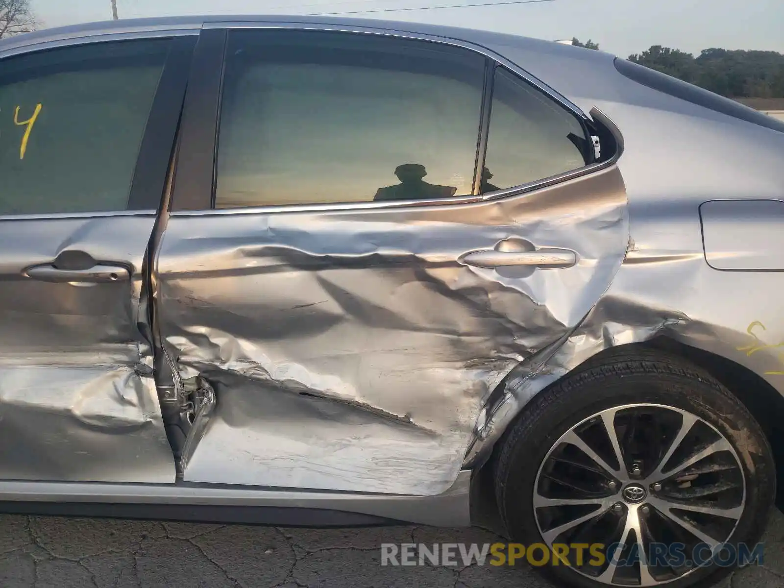 10 Photograph of a damaged car 4T1G11AK1LU871855 TOYOTA CAMRY 2020