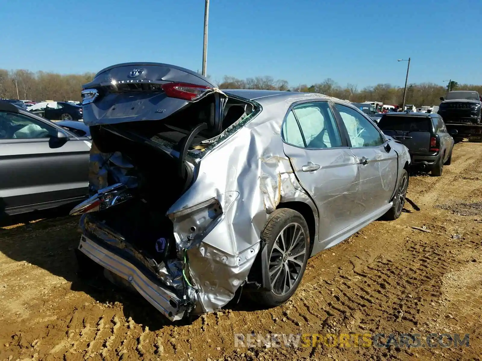 4 Photograph of a damaged car 4T1G11AK1LU952564 TOYOTA CAMRY 2020