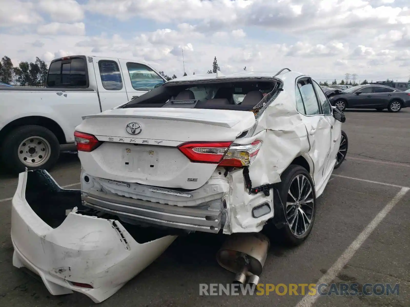 4 Photograph of a damaged car 4T1G11AK2LU334444 TOYOTA CAMRY 2020