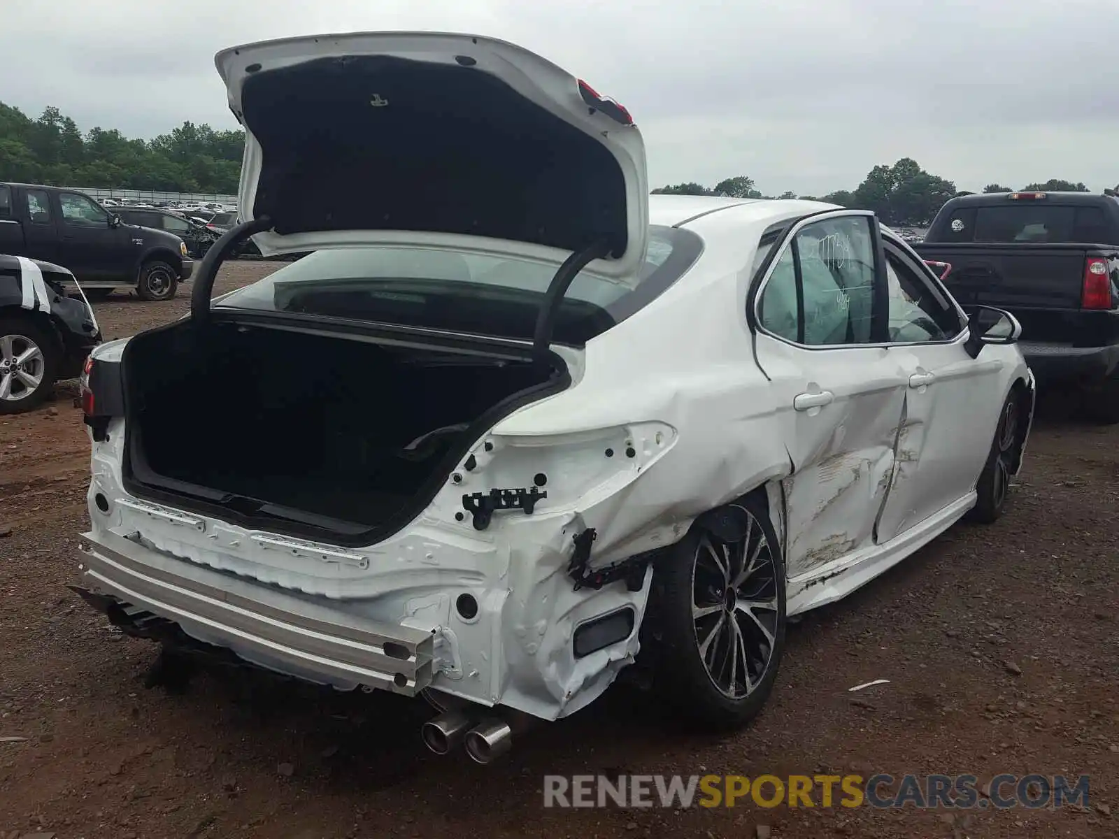 4 Photograph of a damaged car 4T1G11AK2LU360610 TOYOTA CAMRY 2020