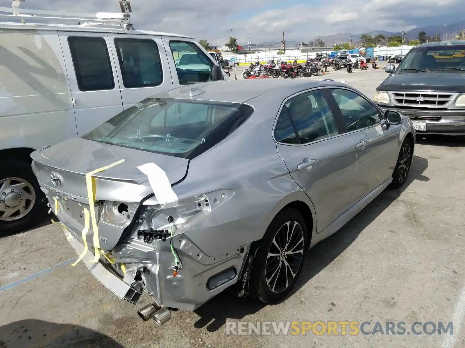 4 Photograph of a damaged car 4T1G11AK3LU960164 TOYOTA CAMRY 2020