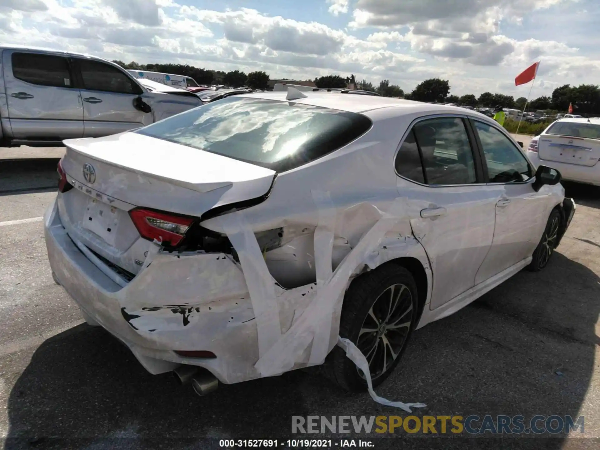 4 Photograph of a damaged car 4T1G11AK3LU962660 TOYOTA CAMRY 2020