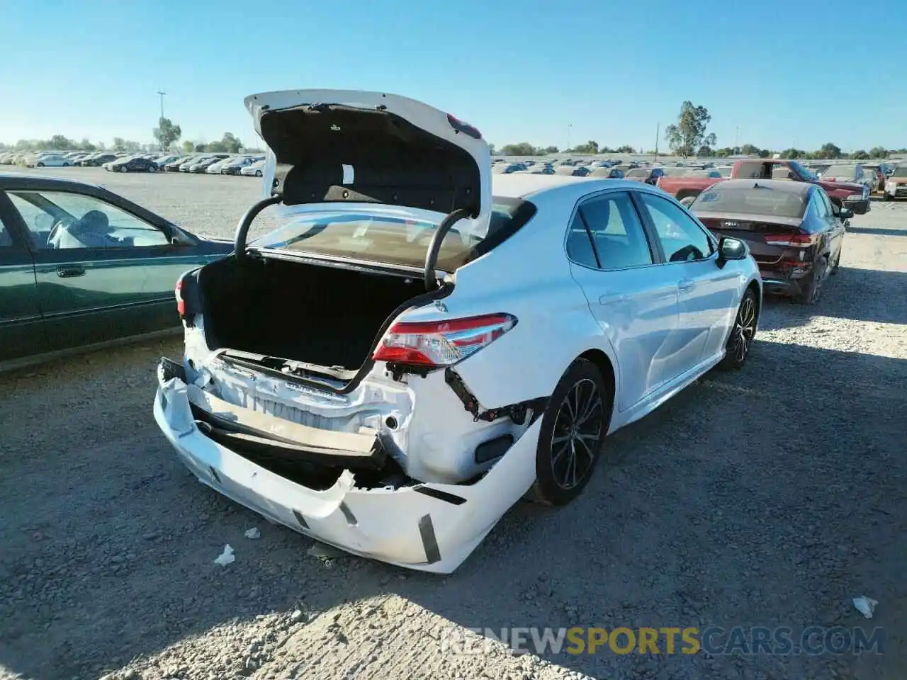 4 Photograph of a damaged car 4T1G11AK5LU331831 TOYOTA CAMRY 2020