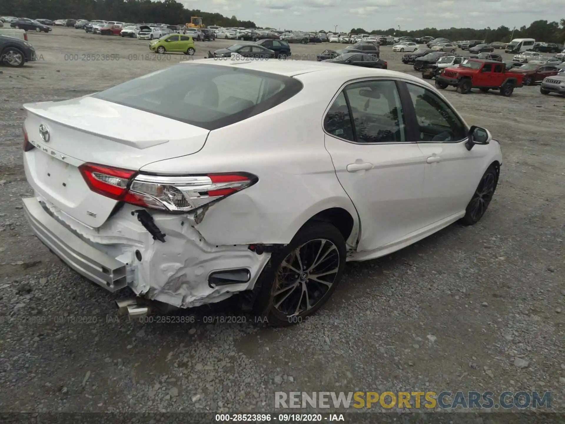 4 Photograph of a damaged car 4T1G11AK5LU346085 TOYOTA CAMRY 2020