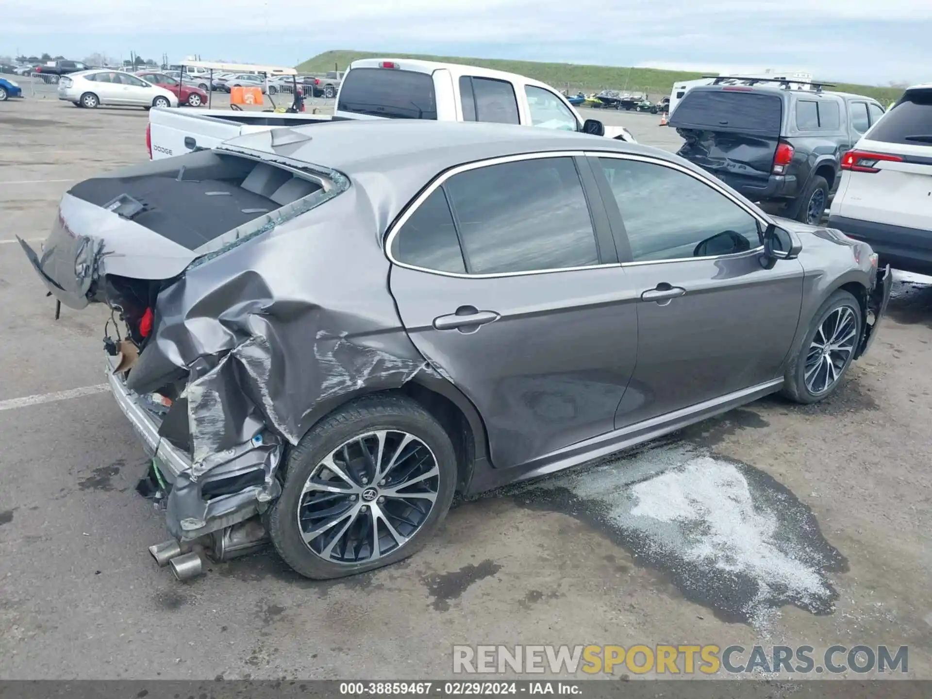 4 Photograph of a damaged car 4T1G11AK5LU927392 TOYOTA CAMRY 2020