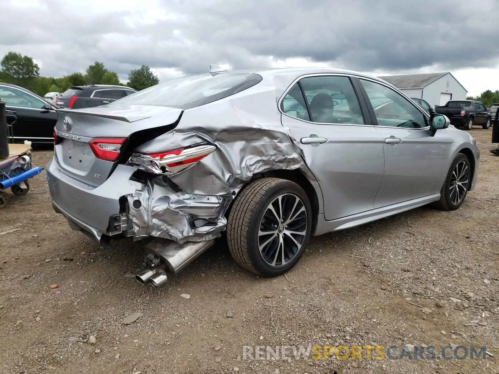 4 Photograph of a damaged car 4T1G11AK5LU940336 TOYOTA CAMRY 2020